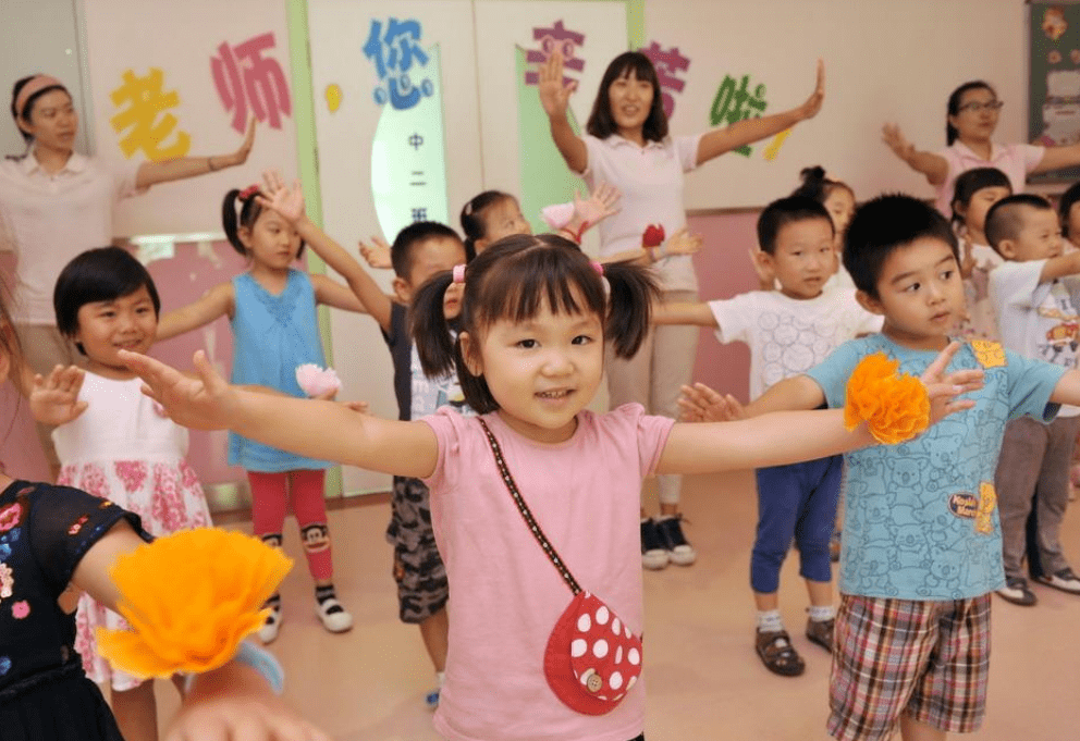 同学|幼儿园的冷暴力正在蔓延，孩子有苦难言，家长被老师假意哄骗