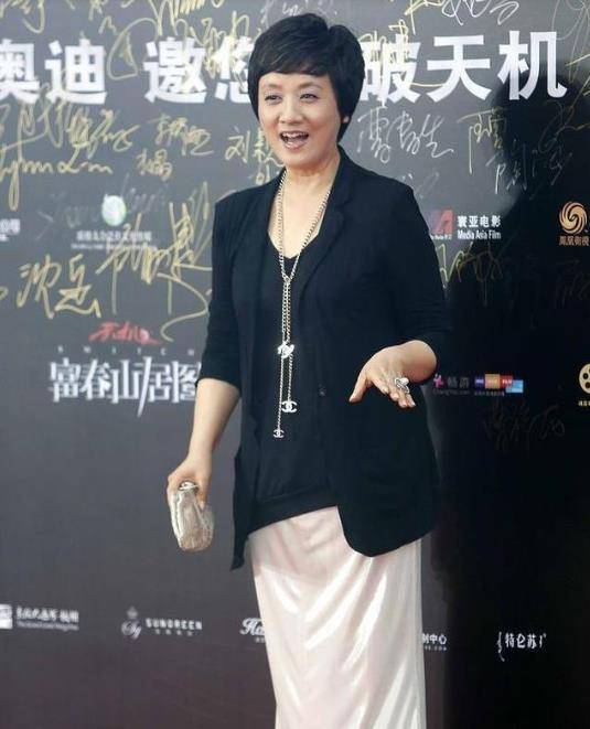 黑色|张国立携邓婕出席活动，两人都年过六旬，却还一头乌发容光焕发