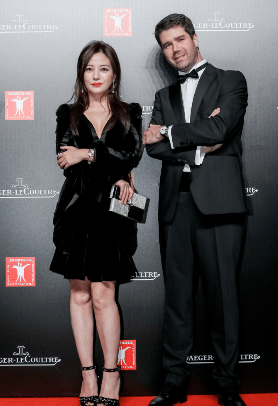 赵薇|赵薇可真会打扮,穿黑色连衣裙成熟优雅,45岁也没“阿姨味”