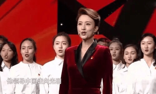 服装|张蕾才是真正不老女神，穿红色丝绒连体裤亮相，时髦洋气，太惊艳