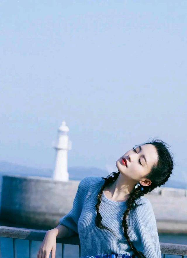 蓝色|李沁身穿蓝色毛衣搭配扎染印花长裙，双马尾鱼骨辩灵动俏皮。