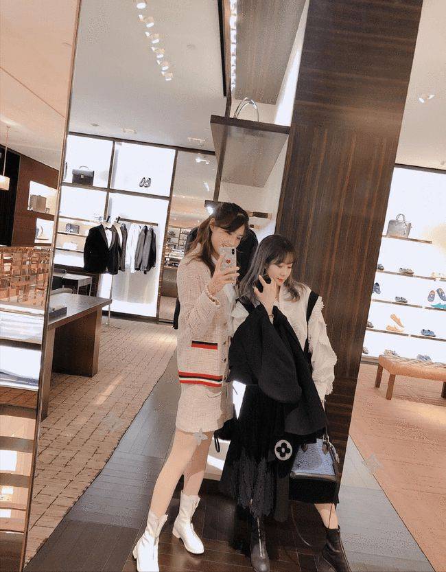 进行|张雨霏穿小香风套裙秀美腿 比冠军光环还耀眼