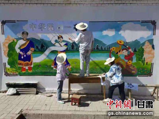 甘肃|祁连山下藏乡现墙绘，归客觉颜变