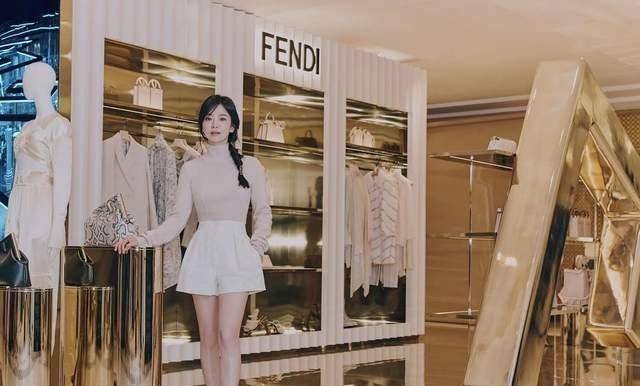 品牌|宋慧乔终于露面，穿衣搭配十分亮眼，高颜值很受欢迎！