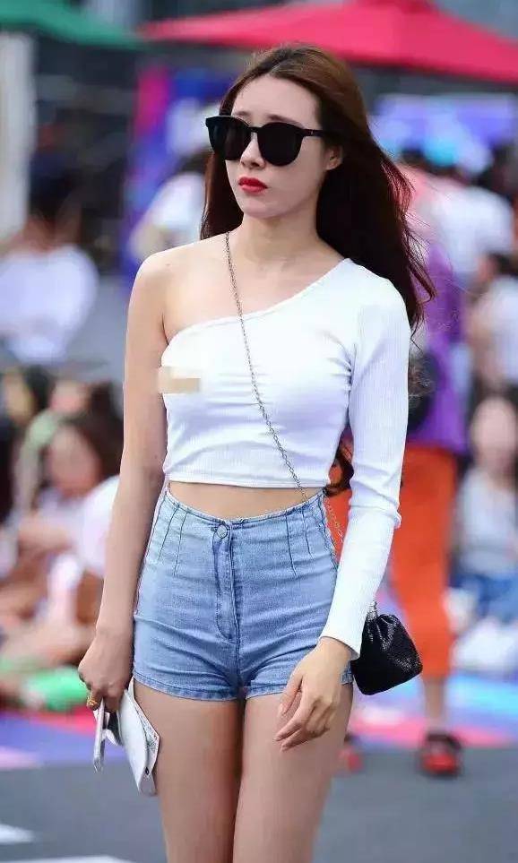 设计|简约的白色搭配三分半裤，干净而精致