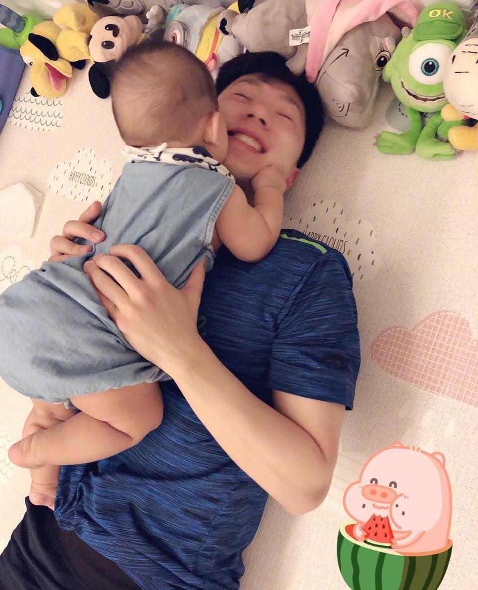 一身|马龙不愧是乒乓球队的一把手，日常穿搭挺帅，短袖藏不住一身肌肉