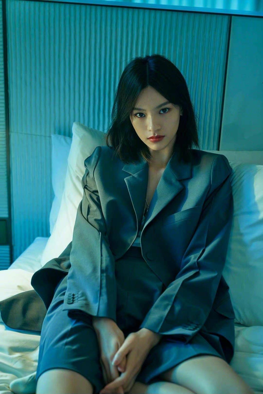 一身|蒋欣终于穿对了，一身白色西服套装知性干练，气场全开真惹眼