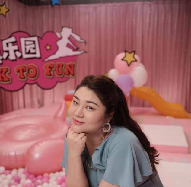 装饰品|杨天真瘦身太厉害，高调穿束腰裙竟不见小肚子，罕见温婉风好知性