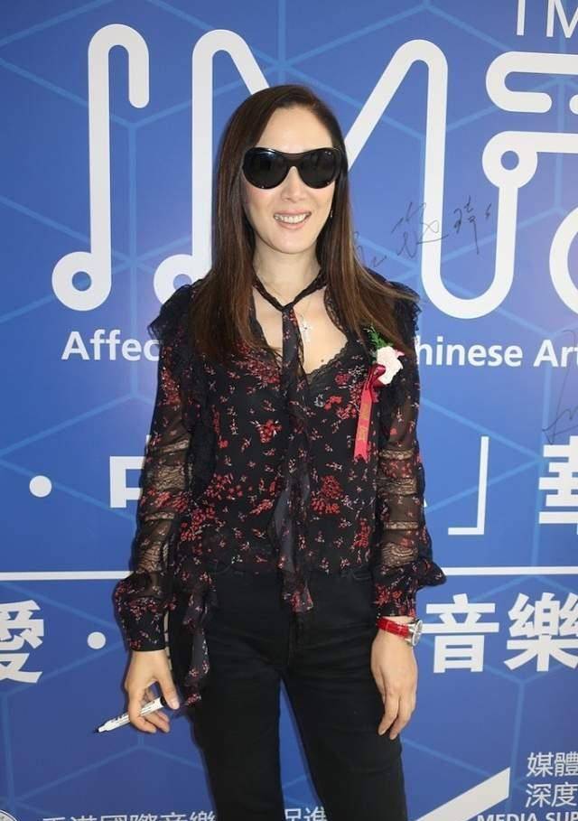带着|任达华的妻子不愧是模特,不仅身高有优势,衣品也带着奢侈感