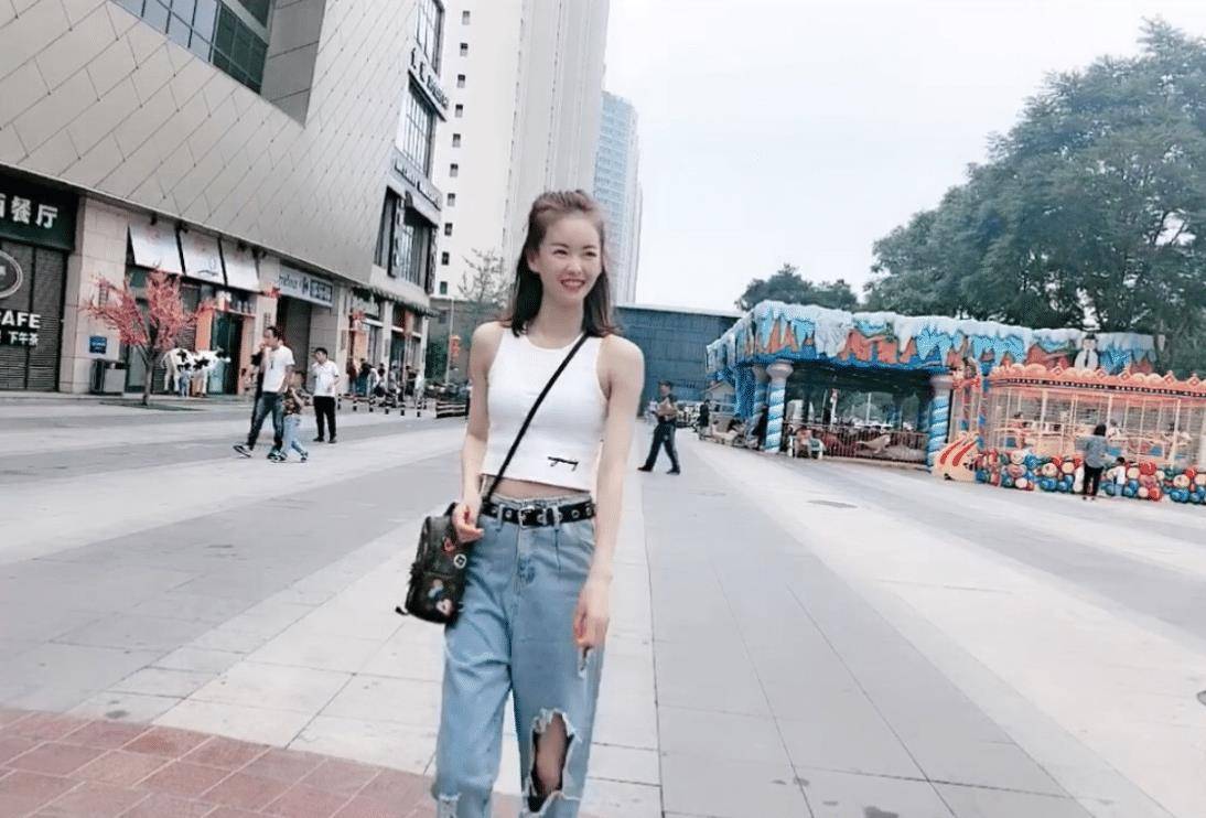 杨家玉|“田径女神”杨家玉私下很会穿,背心配破洞裤,身材比明星还优越