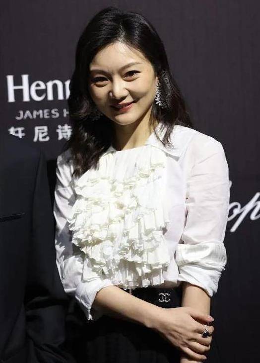 设计|张艺谋携娇妻和儿子亮相，陈婷穿5万多白色上衣出席，气质好优雅