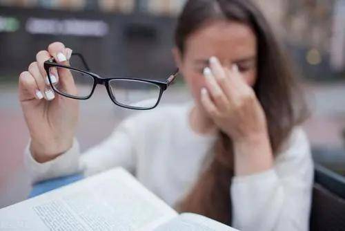 脖子|28岁程序员查出严重性颈椎病！深思：颈椎病这道坎跨不过去了吗？