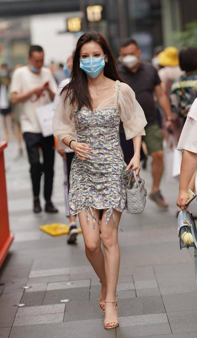 显得|美人这种衣服的风格，与周围的人形成鲜明对比