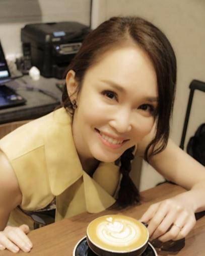 小白|范文芳真的已经五十岁了吗？扎小辫子搭配小白裙，依旧少女感满满