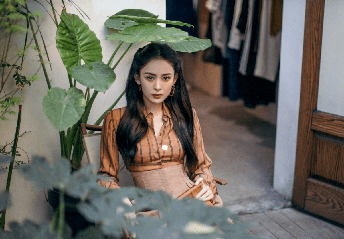 人间|古力娜扎真是“人间绝色”，蜜糖棕上衣配短裤时髦洋气，蛮腰抢镜