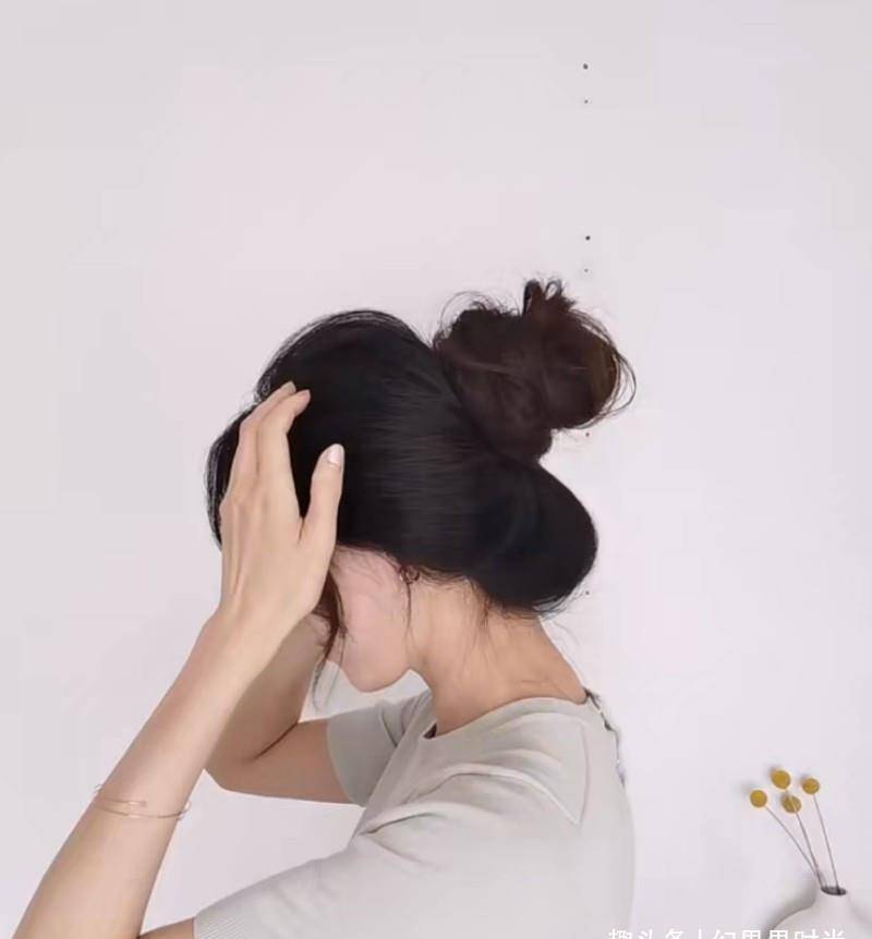 发髻|5种免橡筋绑头发大法女生必学！零工具随时打造韩星慵懒的气质！