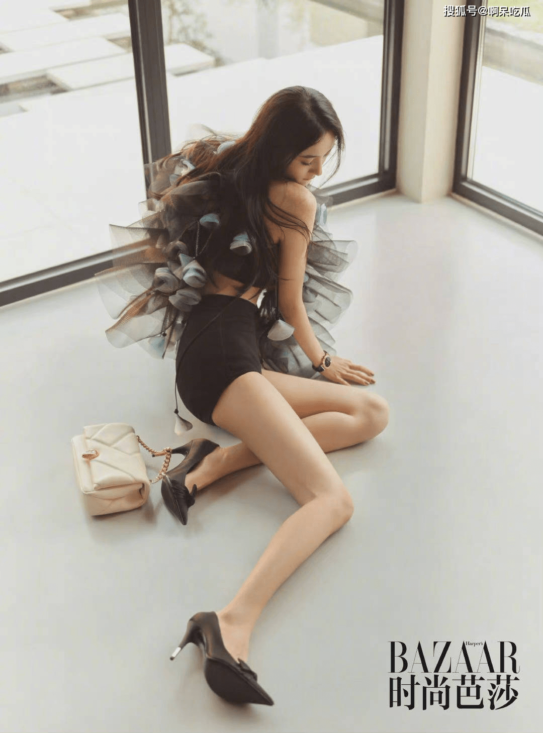 黑色|杨幂最新写真出炉,满屏的大长腿,性感深v展现好身材!