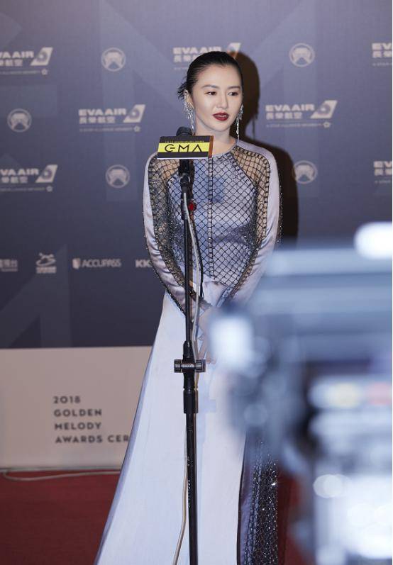 谭维维|谭维维从哪淘来的衣服，“液体裙”上加“渔网”，意外的还挺潮