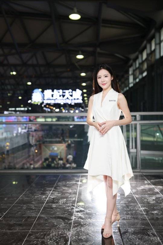 都齐聚|2021ChinaJoy现场Showgirl：快来，大量的深V白衣女神，不解释！