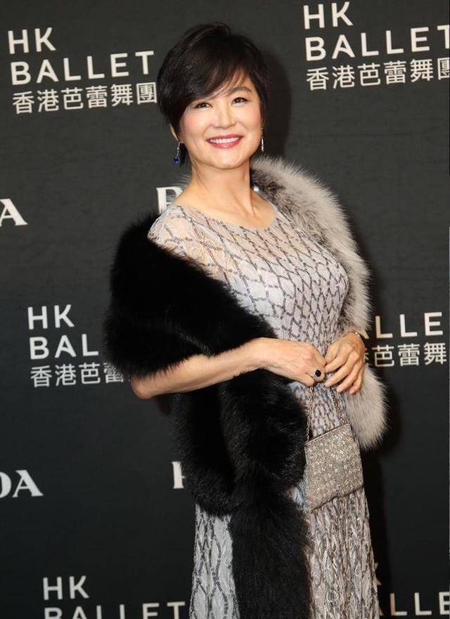 贵妇|林青霞真是老贵妇，一袭纱裙配短发造型，虽老又胖，但仍端庄优雅