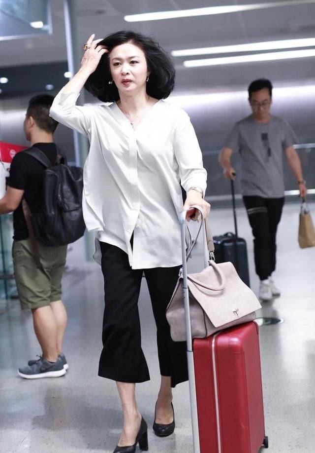 显得|金星刻意烫卷发穿长裙,却没半点女人味,越老男相就越明显!