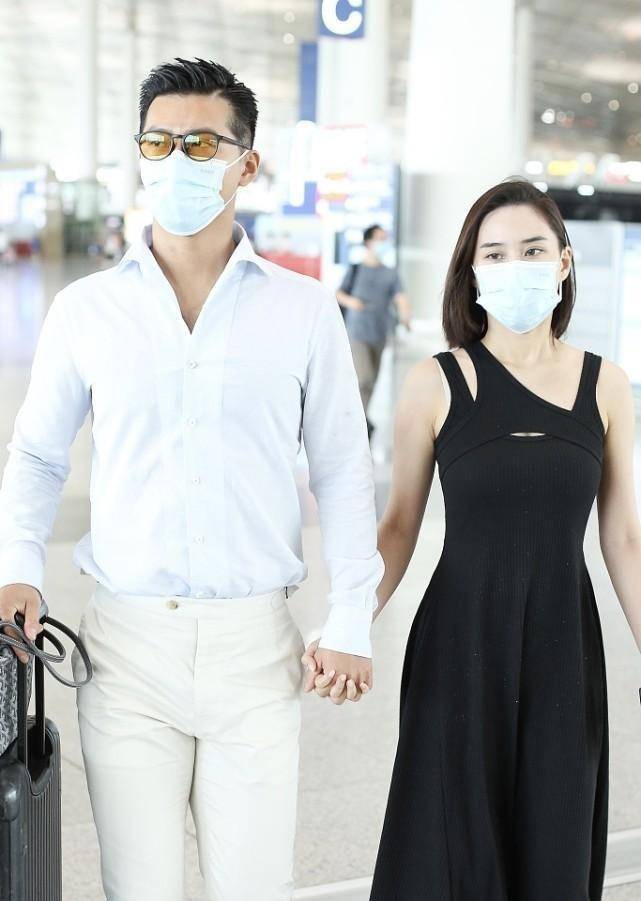 黑色|难怪窦骁公开秀恩爱,何超莲穿小黑裙难掩好身材,小蛮腰太惹眼