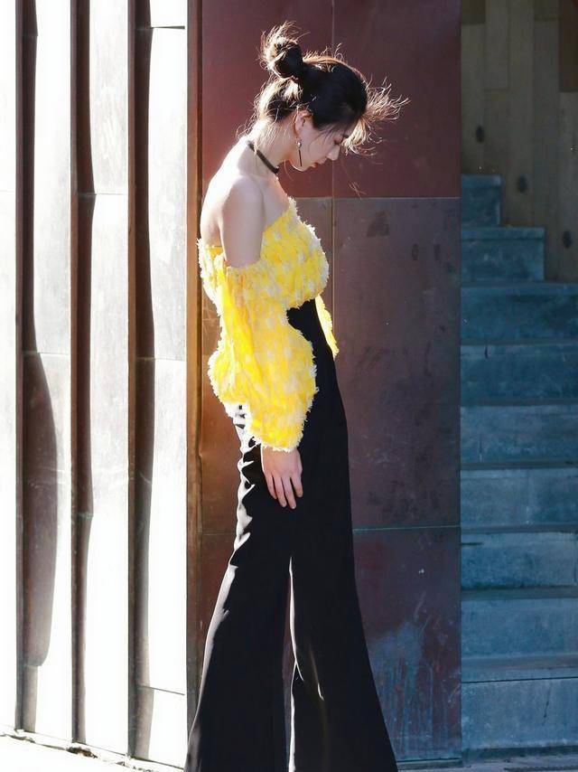 毛衣|穿休闲装也很美的女生,造型吸睛让人羡慕,秀出了自信大方的感觉