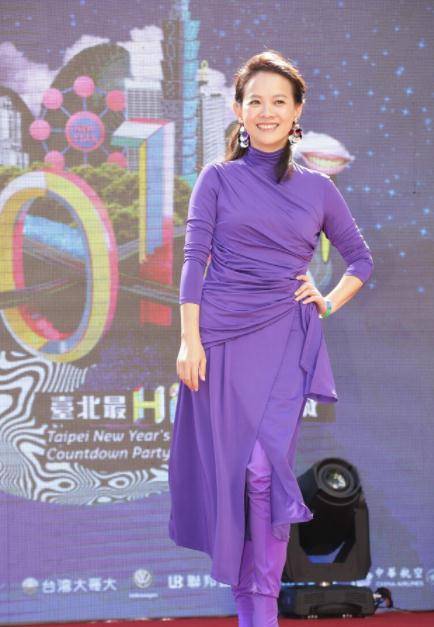 设计|曾宝仪气质不减当年，穿黑色礼裙亮相活动，神态越来越像曾志伟