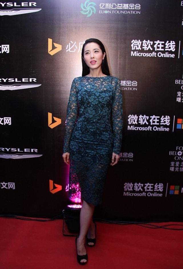 设计|曾黎穿“胡萝卜裙”也挺美，配橘色唇妆可爱俏皮，中年也很甜美