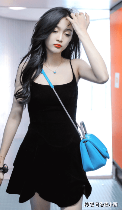 蒋梦婕|蒋梦婕的私服穿搭还挺清凉的，一条红色吊带裙就出门，简约又时髦