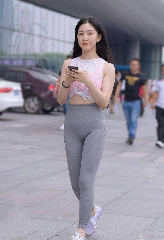 女孩子|红色渐变色上衣加灰色高腰打底裤，搭配得更有女人味，更是吸睛