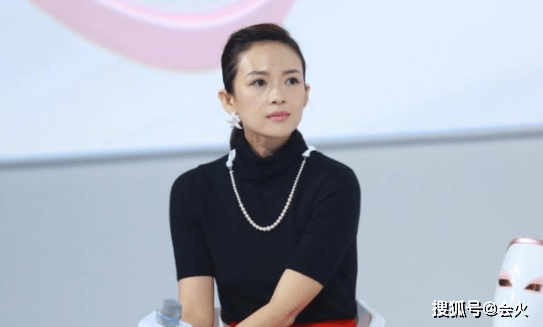 状态|章子怡海边拍时尚大片，穿深V套装脖子戴粗锁链，露出一排大白牙
