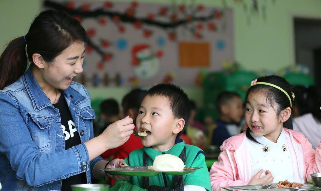 什么|幼儿园老师发现男孩口袋“鼓鼓”，掏出一看懵了，说道：让人心寒