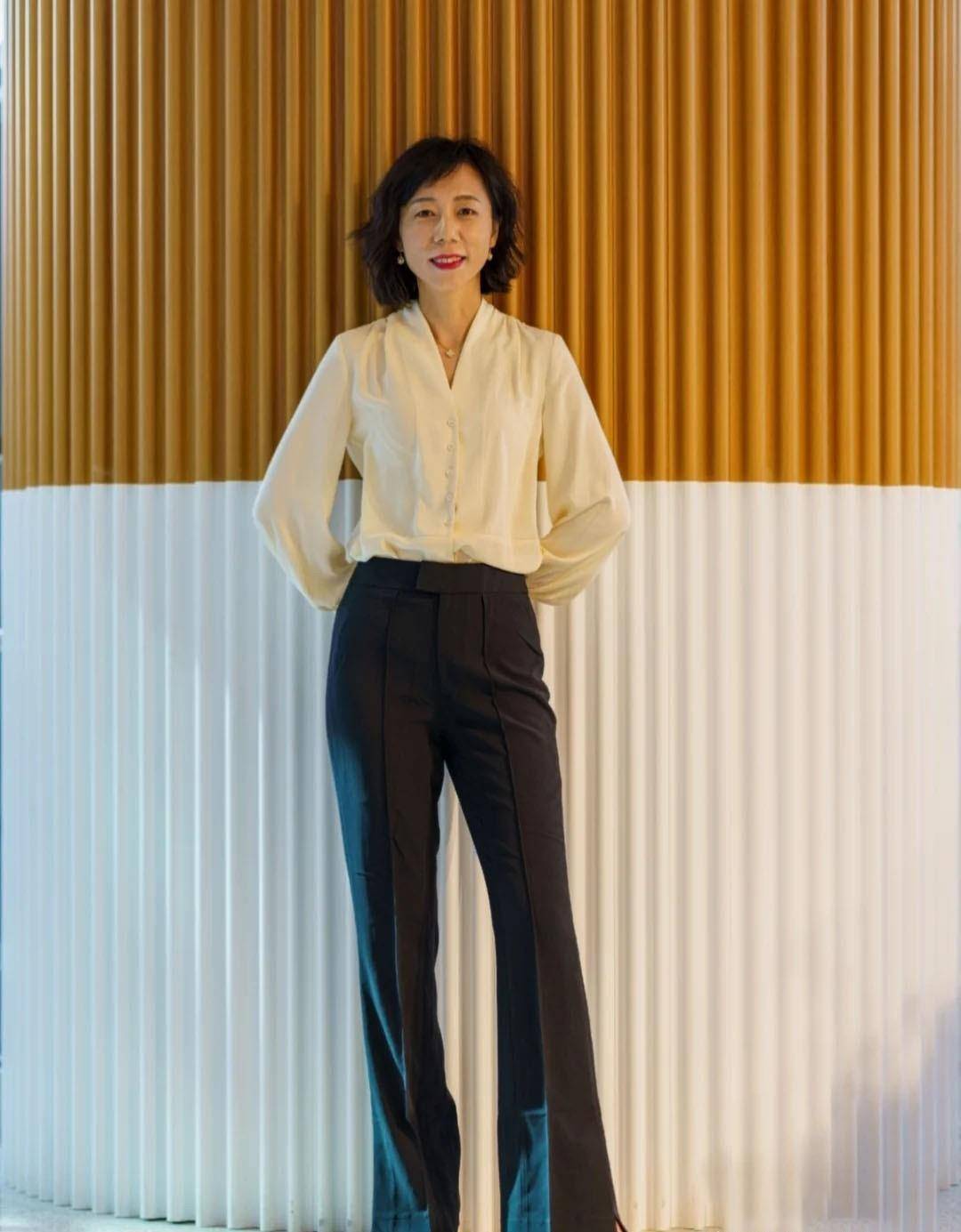 颜色|这才是中年妈妈该有的穿搭!衬衫+直筒裤,气质减龄,很高级