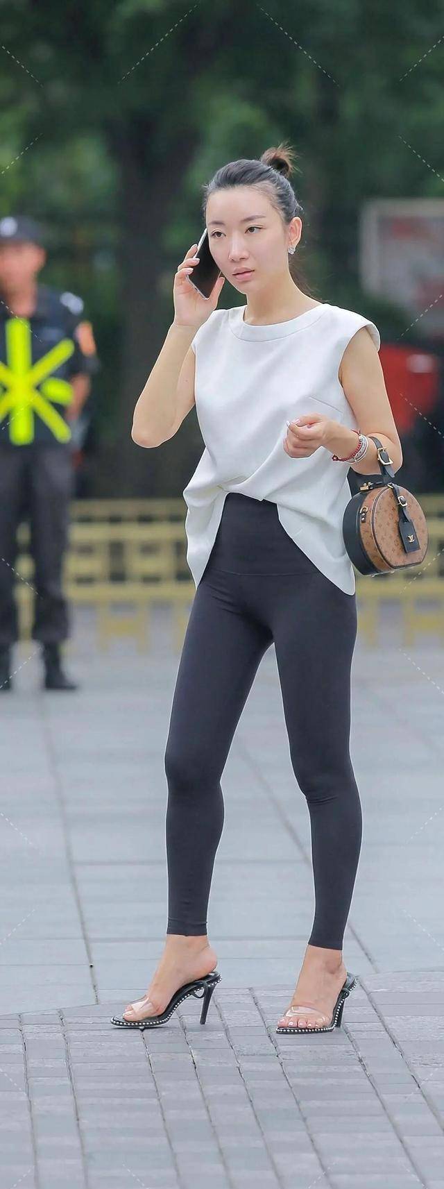 女王|打底裤自带女王光环，配色亮眼吸睛，显白美丽
