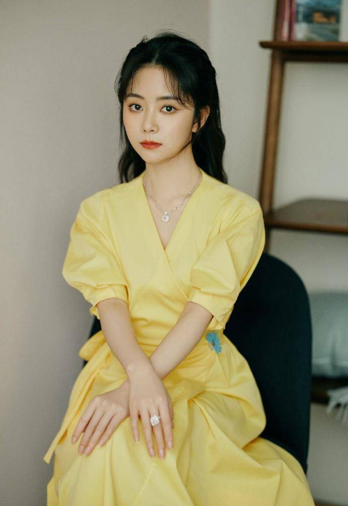 衣领|咋说也30多岁了，谭松韵穿V领裙仍似邻家妹妹，原装脸果然抗老