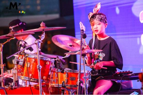 小熊音乐旗下的小熊乐团作为国内少有的儿童乐队,此次参与小草莓日落