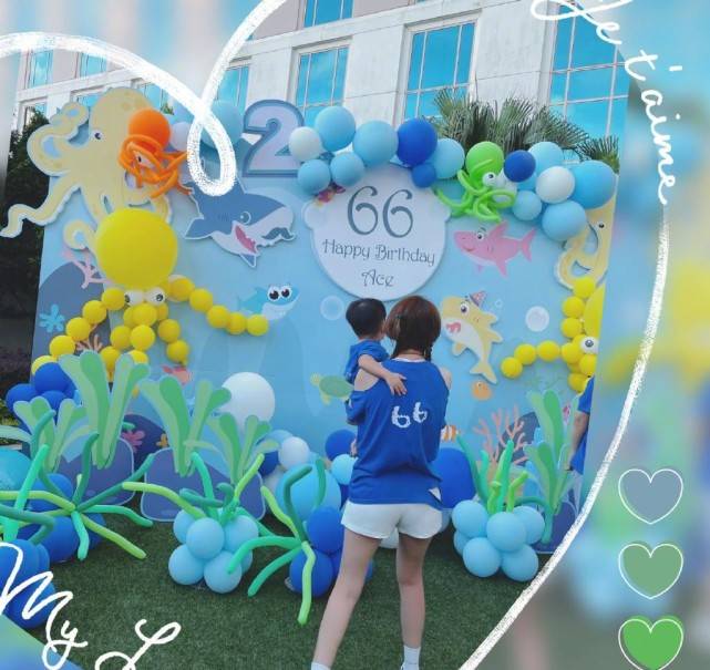 身材|安以轩保养得真好,穿破洞T恤秀幸福家庭,身材曲线一点没走形