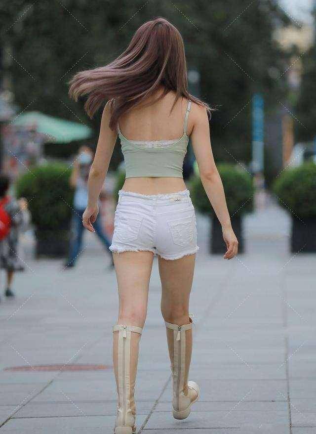 女孩子|红色渐变色上衣加灰色高腰打底裤，搭配得更有女人味，更是吸睛