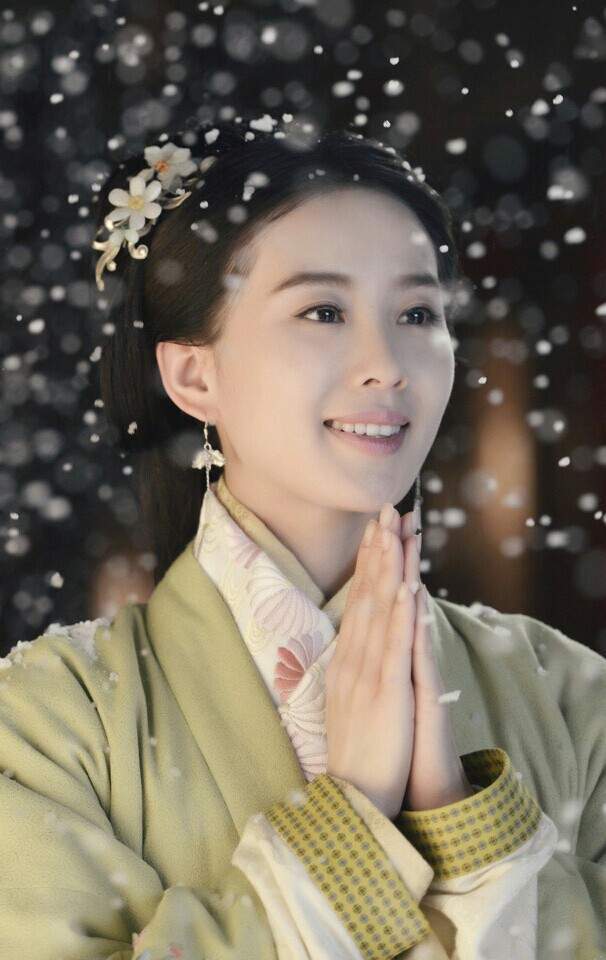 赵丽颖|古装绿衣美人：刘亦菲脱俗，赵丽颖灵动，热巴娇俏，她俩最经典！