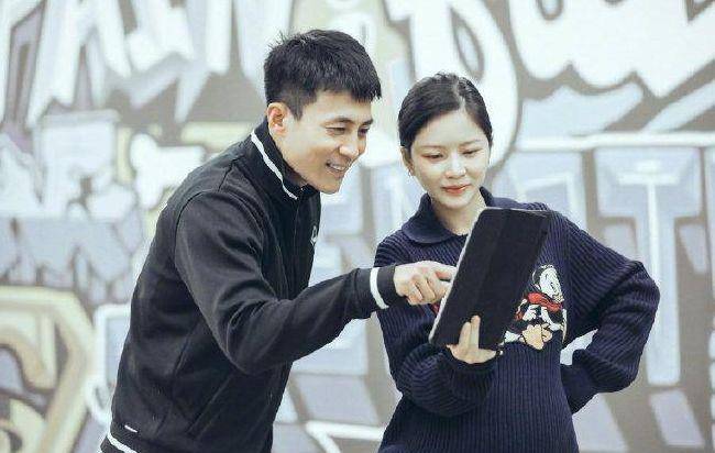 体重|王灿产后在自家庭院遛娃，身材纤细似少女，产后三个月已完全恢复