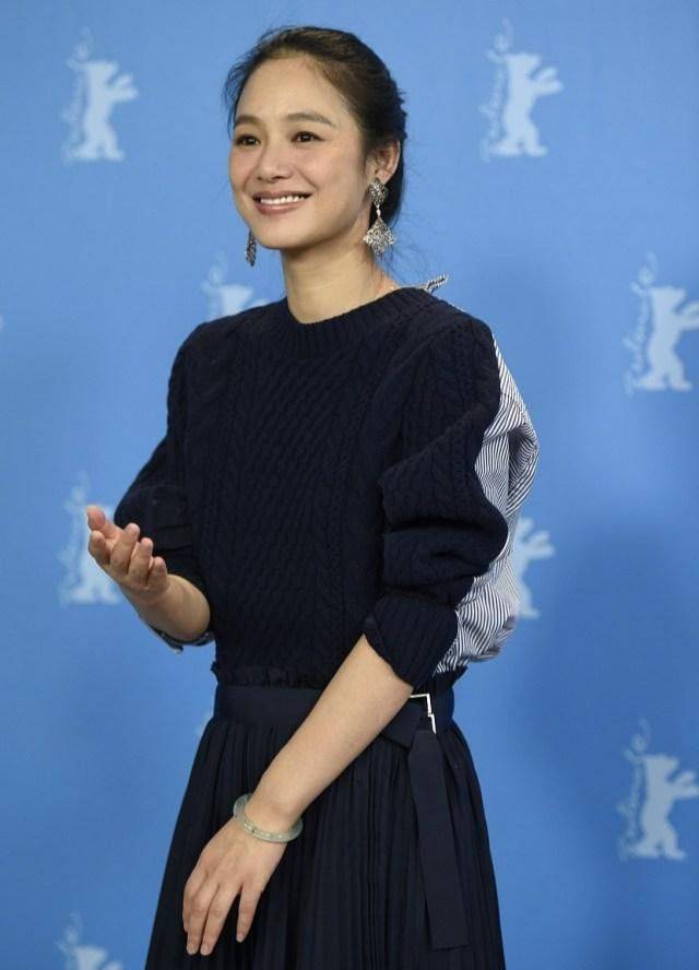 脖颈|周韵被路人拍到，脖颈长满皱纹，脸下垂成了地地道道的阿姨！