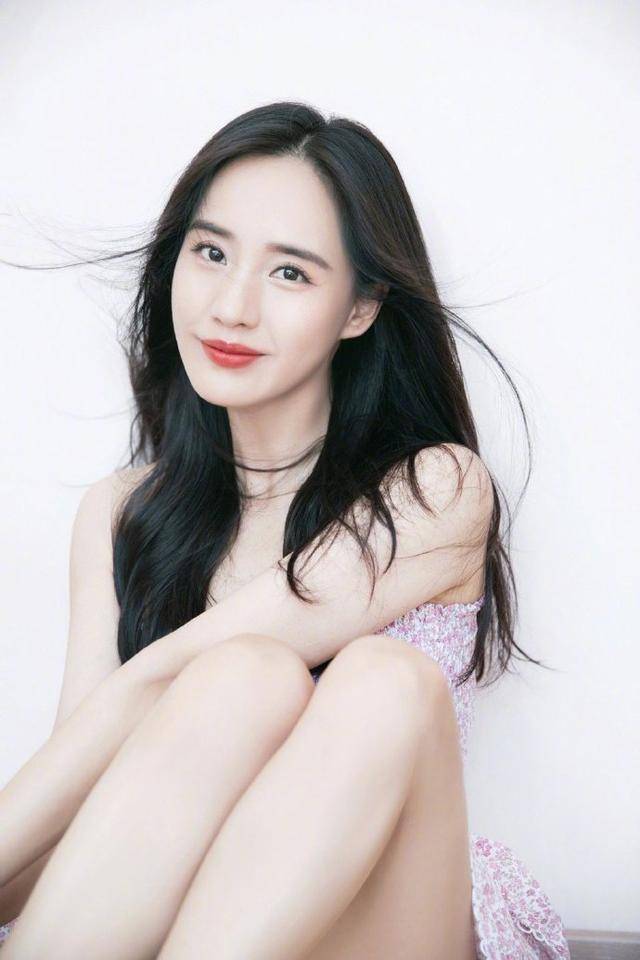 粉色|王智真乃“人间会穿”,穿抹胸碎花裙美回“夏雅”,谁看了不心动