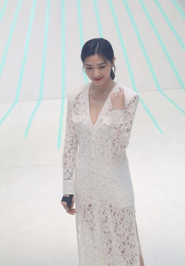 身材|万茜骨感没肉穿衣随性，一身显胖白色套装，远看还是“女团”曲线