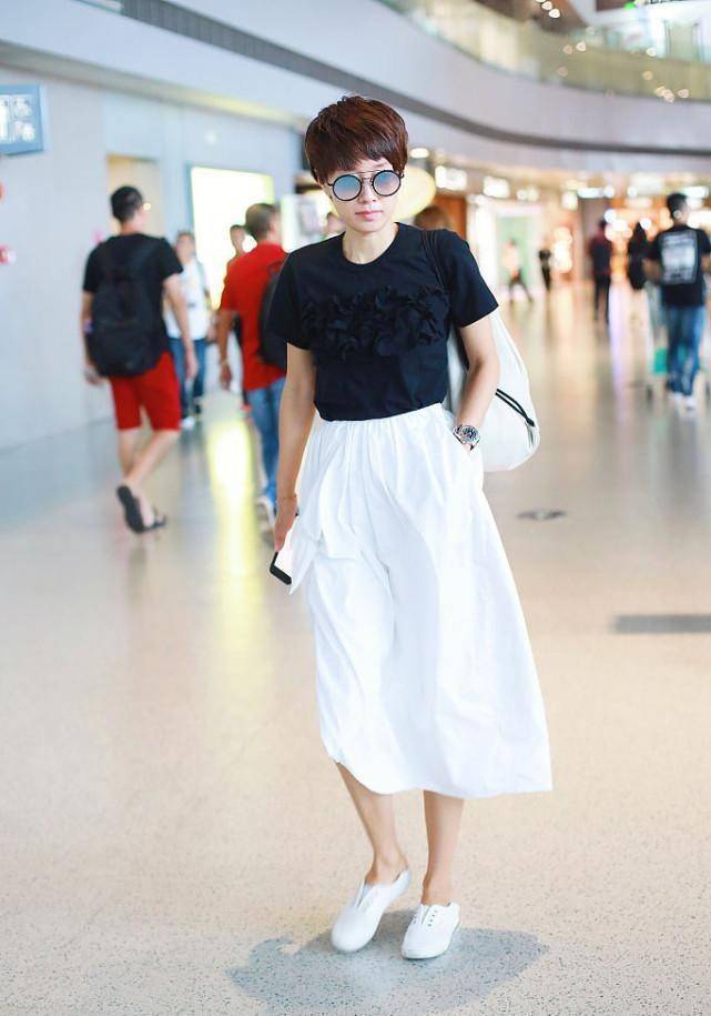 马伊琍|马伊琍不咋在乎外人眼光，造型简约穿得舒适，有种居家懒散范