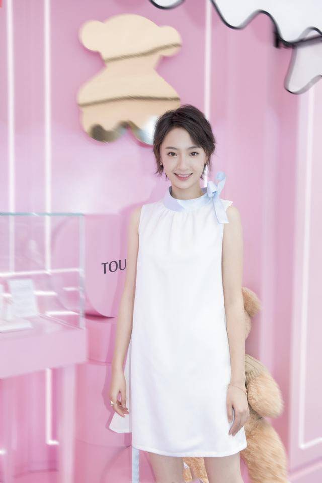 身材|鲁豫真瘦过头了，“皮包骨”身材穿无袖裙，魅力都打折扣了