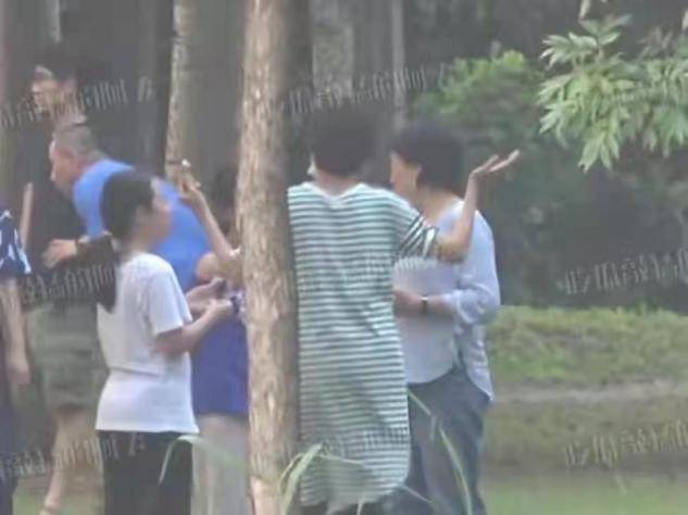 长势|袁泉邀请女儿全班看电影，10岁女儿长腿瞩目，她穿睡衣打扮随性