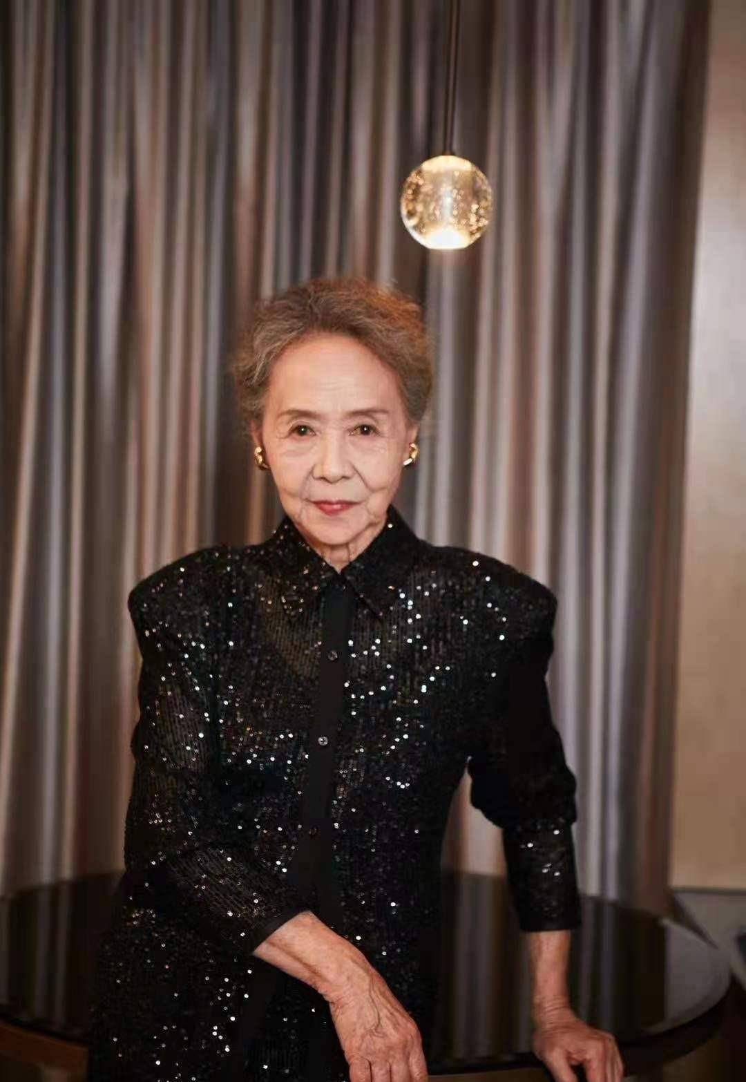 中老年|83岁吴彦姝拍时尚大片，不修皱纹穿印花裙别有韵味，奶奶真潮