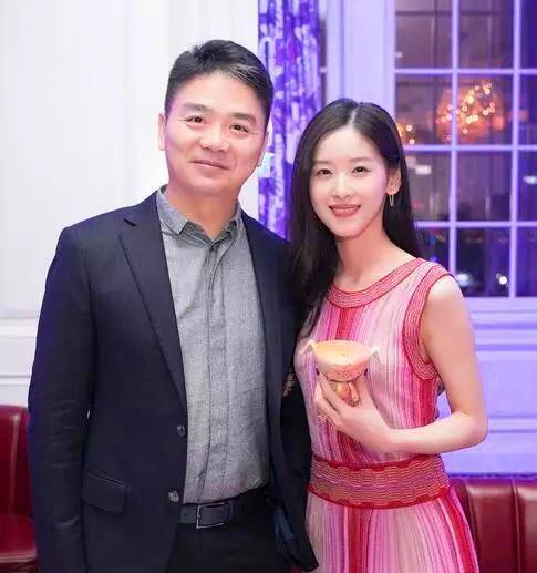 名媛|“奶茶妹妹”章泽天逛街，路人镜头下时髦显瘦，穿连衣裙美似仙女