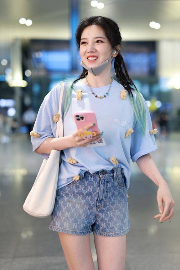 青春|陈小纭还像没长大的小女孩，麻花辫配小熊T恤，短裤露美腿更显嫩